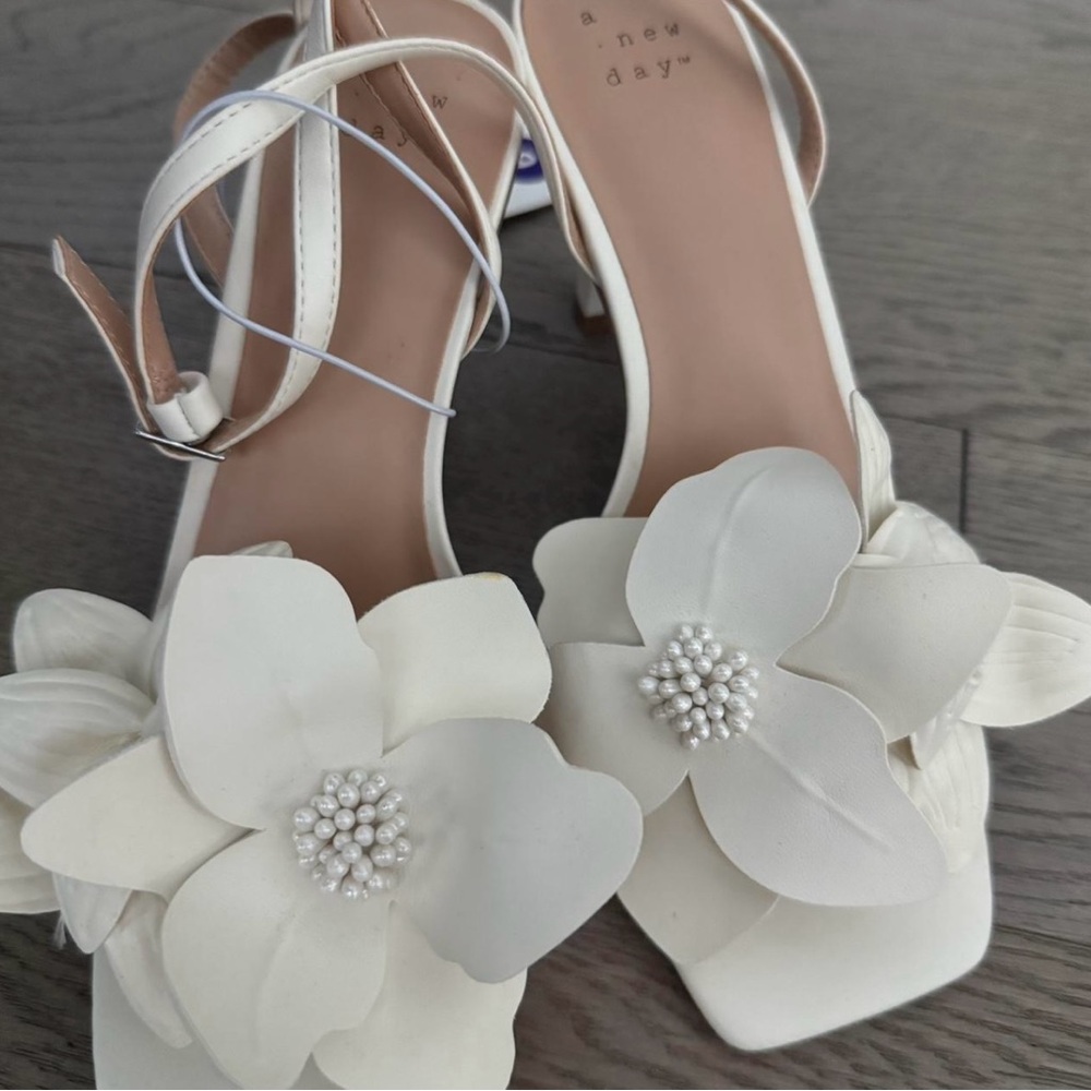 A New Day Women's White Floral Sandals